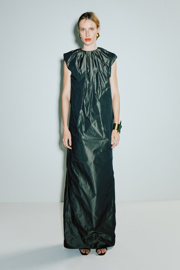 VICKTEERUT Sleeveless Ruched-Neck Long Dress with Seashell Buckle Belt เดรสยาว แขนกุด พร้อมเข็มขัดเปลือกหอย