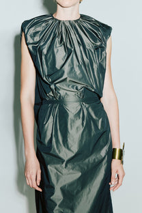 VICKTEERUT Sleeveless Ruched-Neck Long Dress with Seashell Buckle Belt เดรสยาว แขนกุด พร้อมเข็มขัดเปลือกหอย