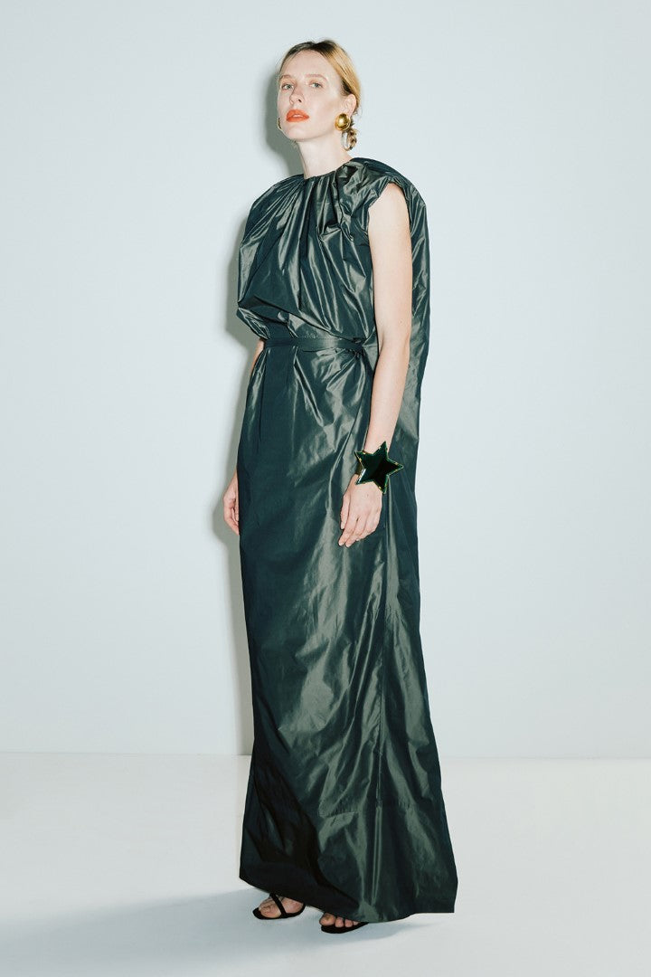 VICKTEERUT Sleeveless Ruched-Neck Long Dress with Seashell Buckle Belt เดรสยาว แขนกุด พร้อมเข็มขัดเปลือกหอย