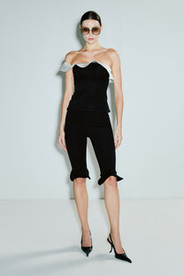 VICKTEERUT Skinny Shorts with Frilled Hem กางเกงขาสั้น ทรงสกินนี่ ปลายขาตกแต่งระบาย
