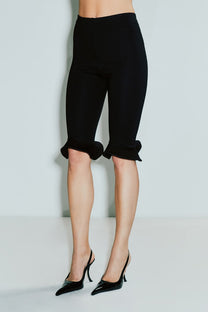 VICKTEERUT Skinny Shorts with Frilled Hem กางเกงขาสั้น ทรงสกินนี่ ปลายขาตกแต่งระบาย
