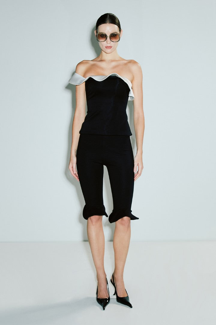 VICKTEERUT Skinny Shorts with Frilled Hem กางเกงขาสั้น ทรงสกินนี่ ปลายขาตกแต่งระบาย