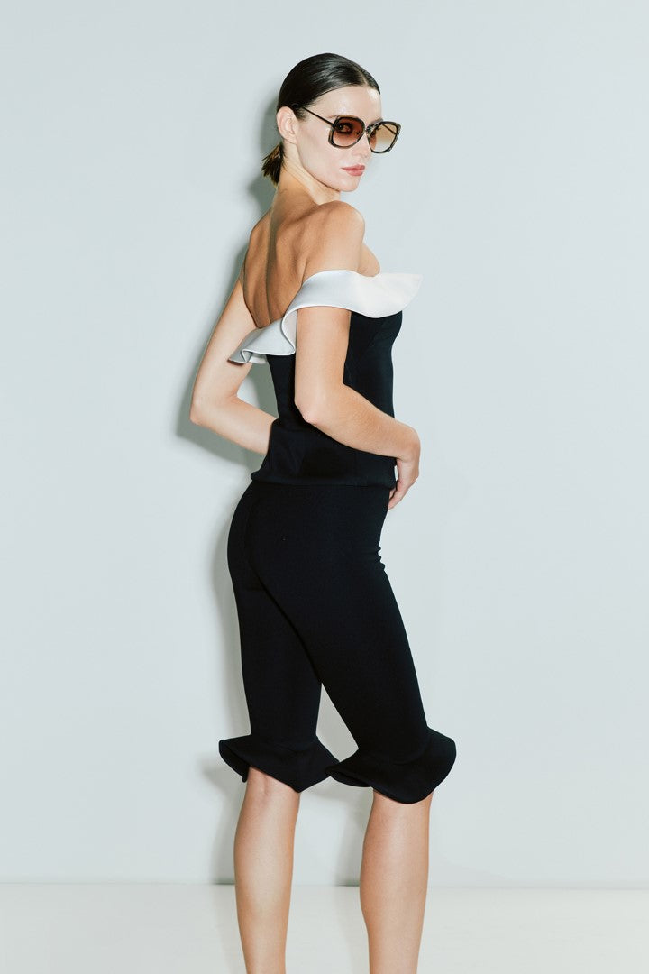 VICKTEERUT Skinny Shorts with Frilled Hem กางเกงขาสั้น ทรงสกินนี่ ปลายขาตกแต่งระบาย