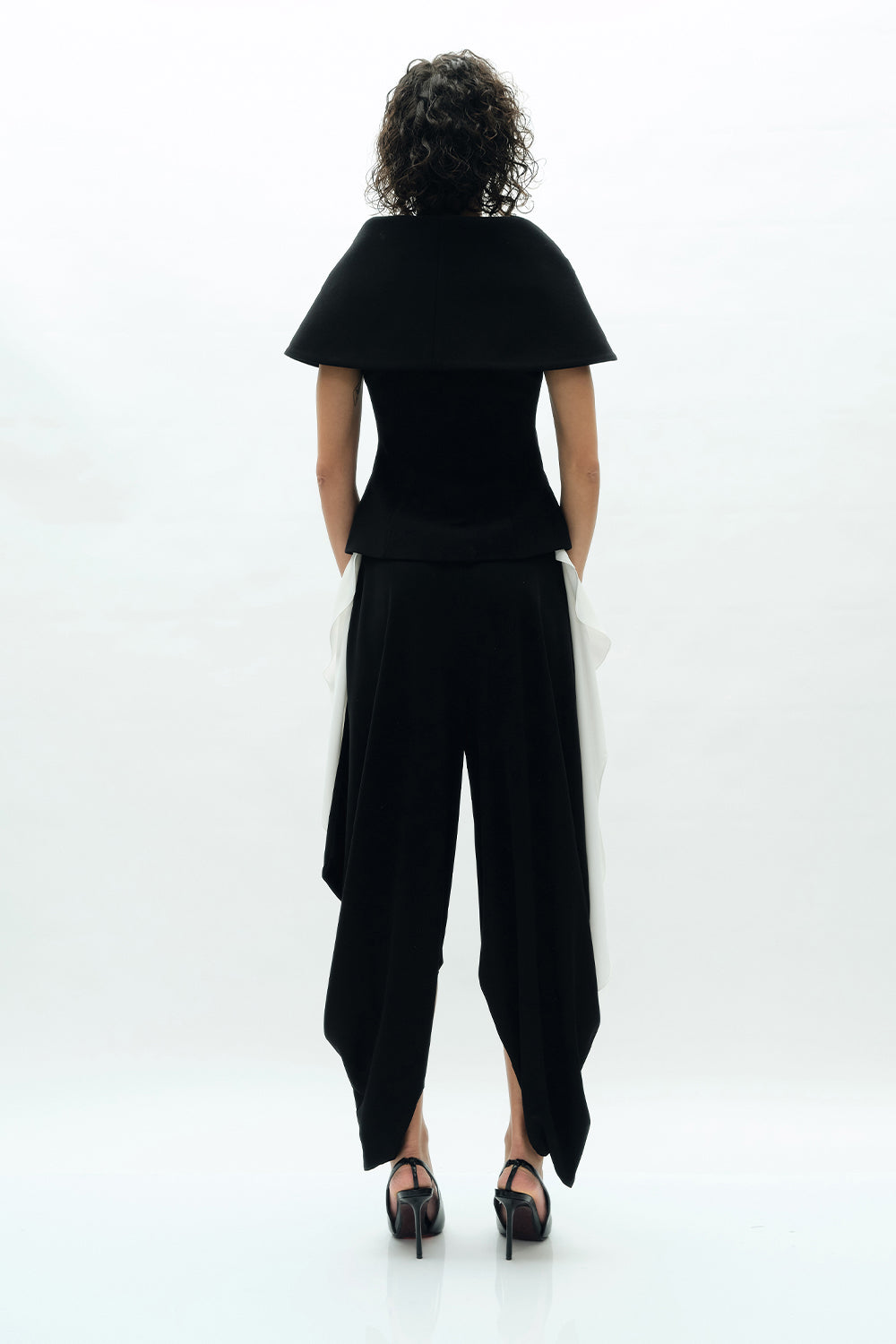 VICKTEERUT Cape Collar Blouse เสื้อปกเคป กระดุมหน้า
