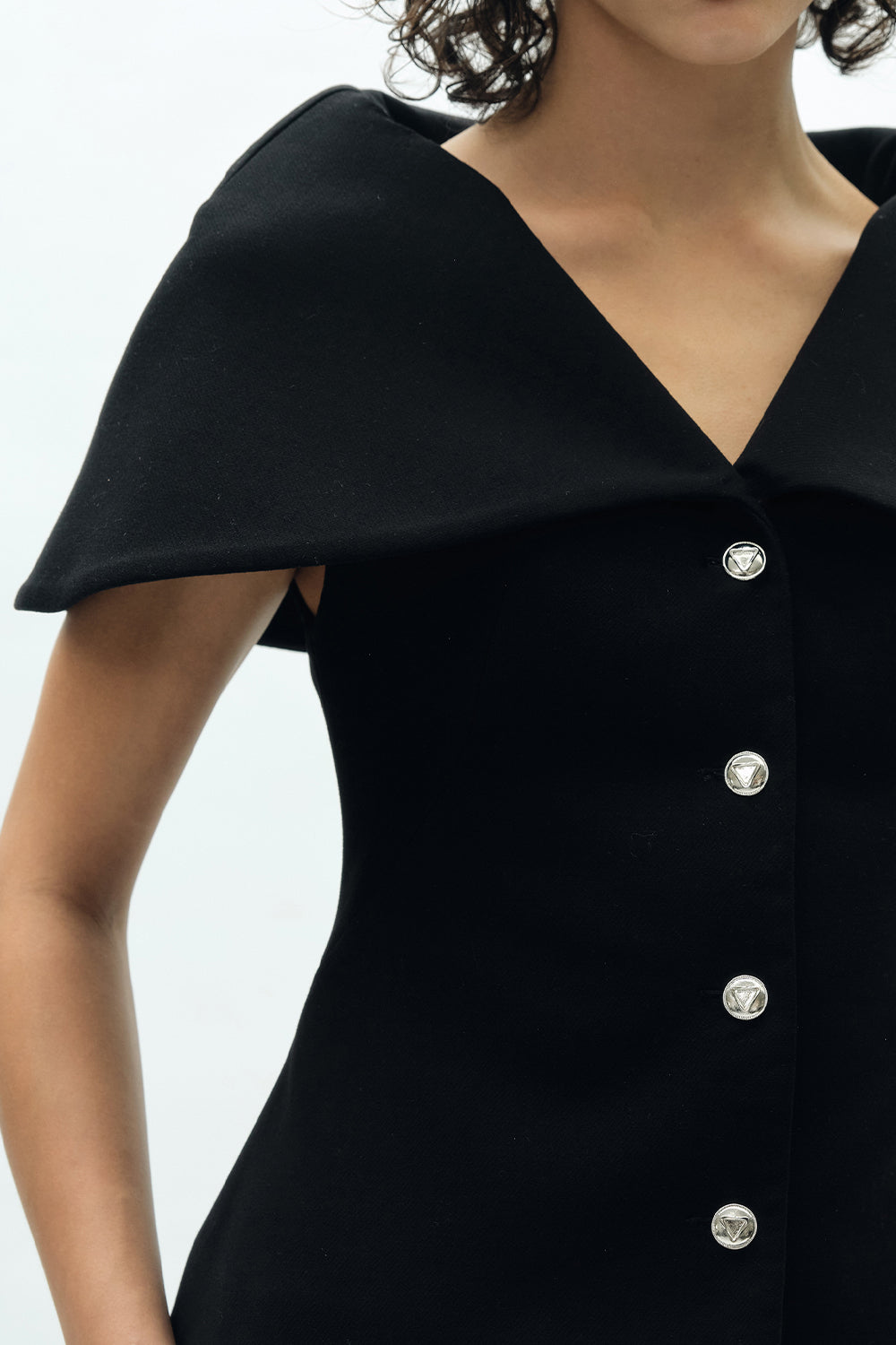VICKTEERUT Cape Collar Blouse เสื้อปกเคป กระดุมหน้า