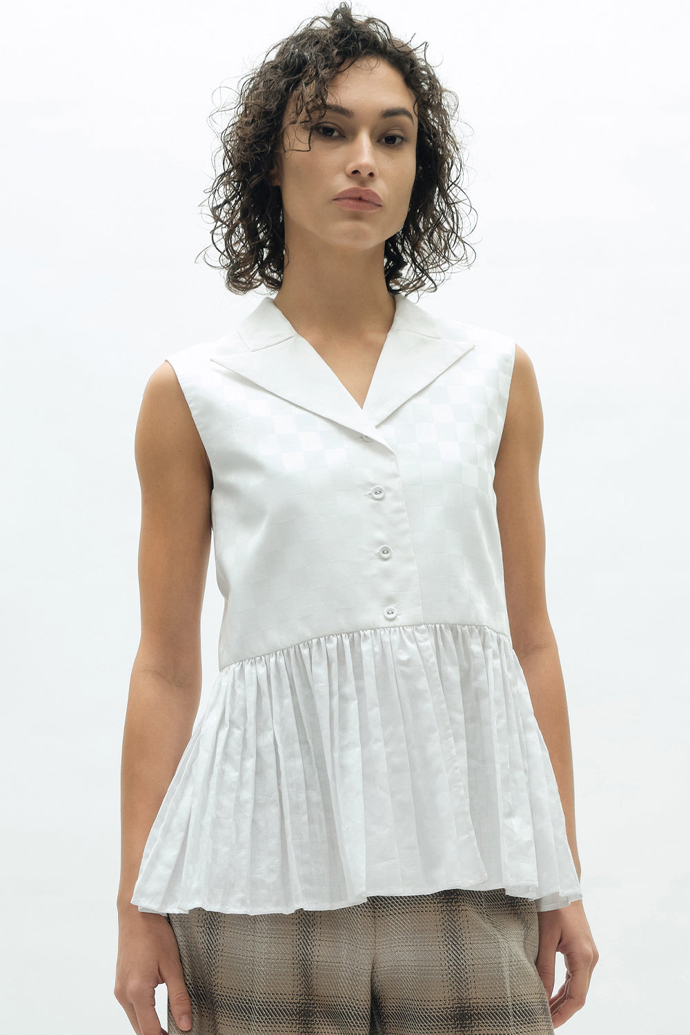VICKTEERUT Sleeveless Blouse with Suit Collar and Pleated Hem เสื้อแขนกุด ปกสูท ชายระบายอัดพลีท