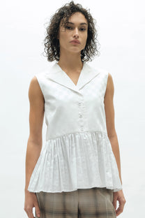 VICKTEERUT Sleeveless Blouse with Suit Collar and Pleated Hem เสื้อแขนกุด ปกสูท ชายระบายอัดพลีท