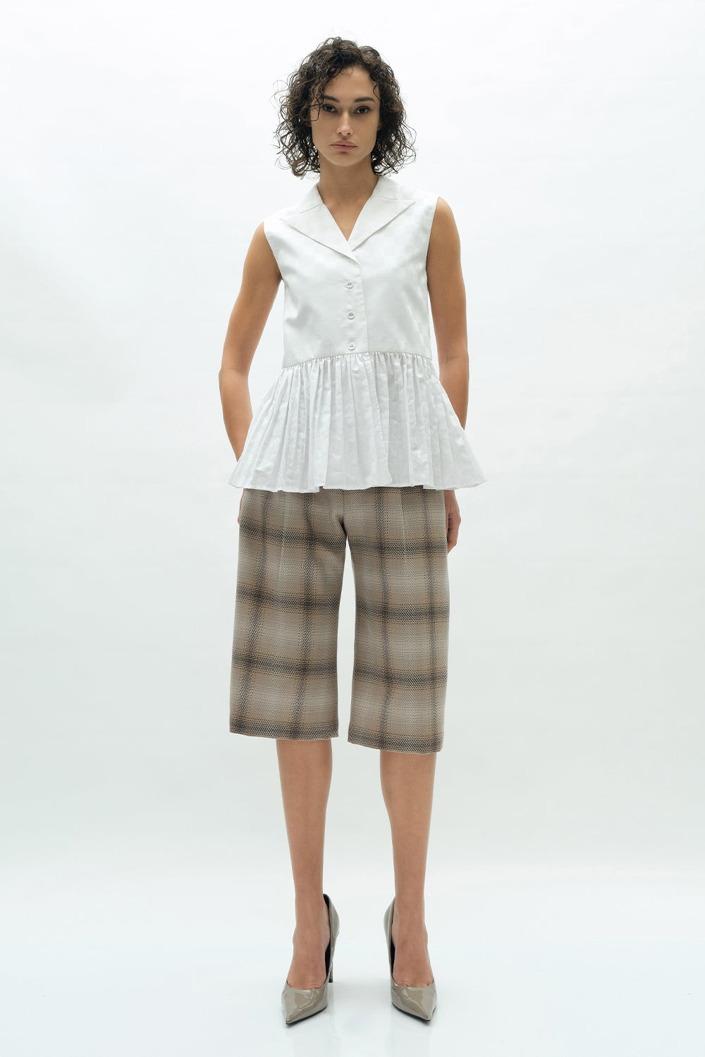 VICKTEERUT Sleeveless Blouse with Suit Collar and Pleated Hem เสื้อแขนกุด ปกสูท ชายระบายอัดพลีท