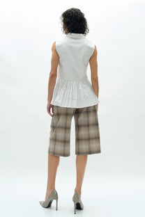 VICKTEERUT Sleeveless Blouse with Suit Collar and Pleated Hem เสื้อแขนกุด ปกสูท ชายระบายอัดพลีท