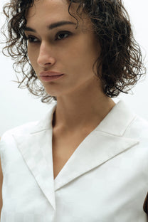 VICKTEERUT Sleeveless Blouse with Suit Collar and Pleated Hem เสื้อแขนกุด ปกสูท ชายระบายอัดพลีท