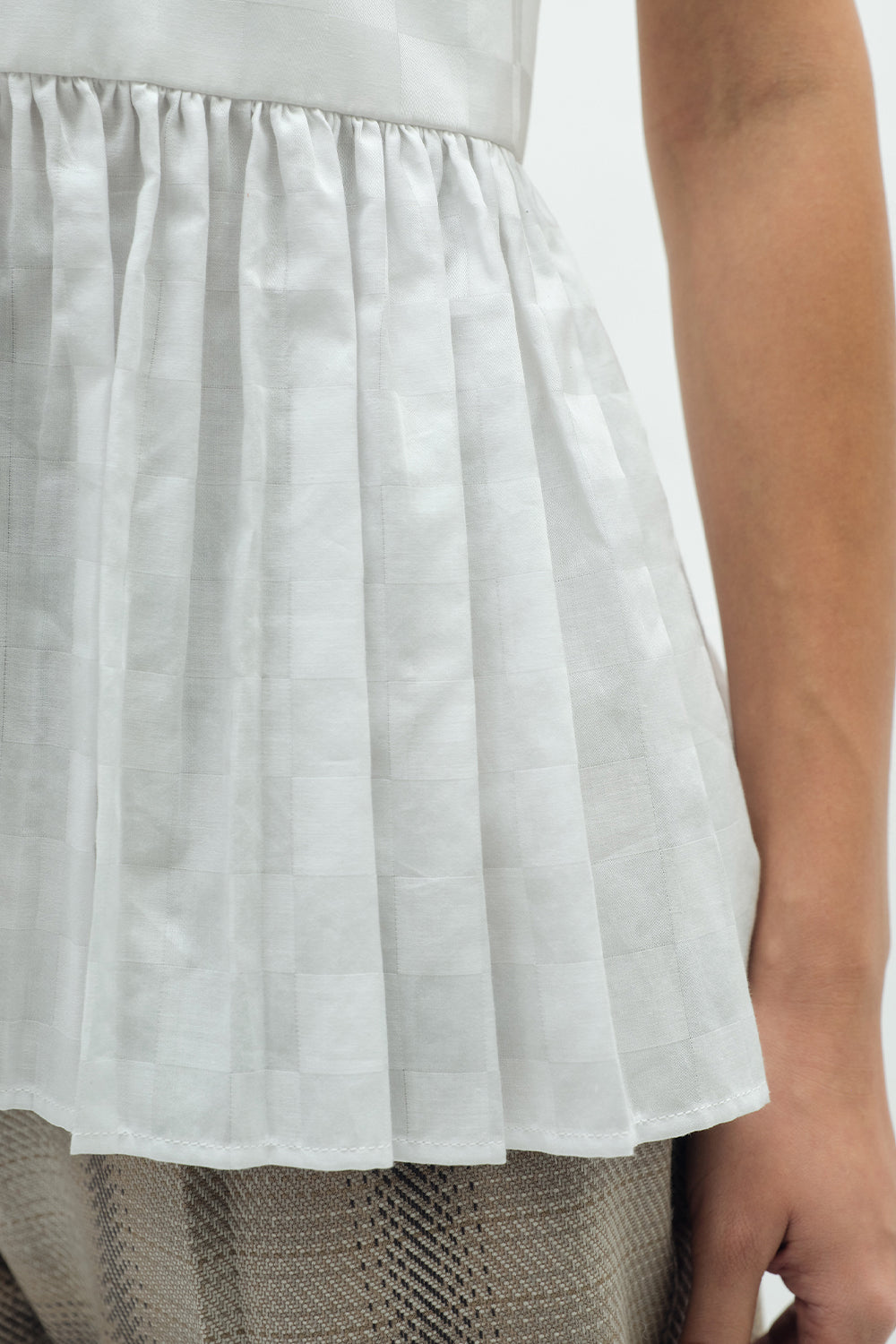 VICKTEERUT Sleeveless Blouse with Suit Collar and Pleated Hem เสื้อแขนกุด ปกสูท ชายระบายอัดพลีท