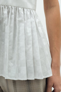VICKTEERUT Sleeveless Blouse with Suit Collar and Pleated Hem เสื้อแขนกุด ปกสูท ชายระบายอัดพลีท