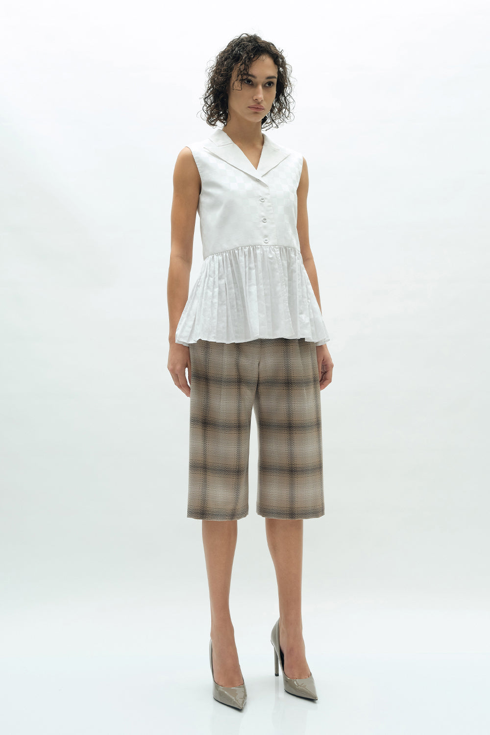 VICKTEERUT Sleeveless Blouse with Suit Collar and Pleated Hem เสื้อแขนกุด ปกสูท ชายระบายอัดพลีท