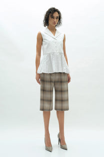 VICKTEERUT Sleeveless Blouse with Suit Collar and Pleated Hem เสื้อแขนกุด ปกสูท ชายระบายอัดพลีท