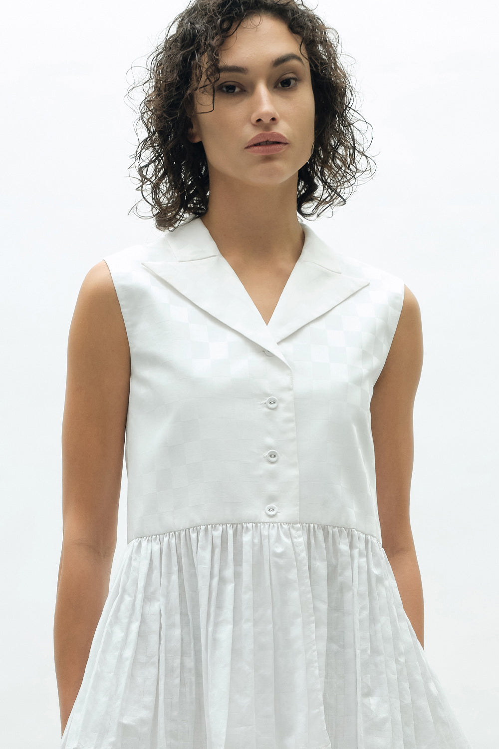 VICKTEERUT Sleeveless Blouse with Suit Collar and Pleated Hem เสื้อแขนกุด ปกสูท ชายระบายอัดพลีท