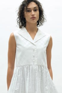 VICKTEERUT Sleeveless Blouse with Suit Collar and Pleated Hem เสื้อแขนกุด ปกสูท ชายระบายอัดพลีท