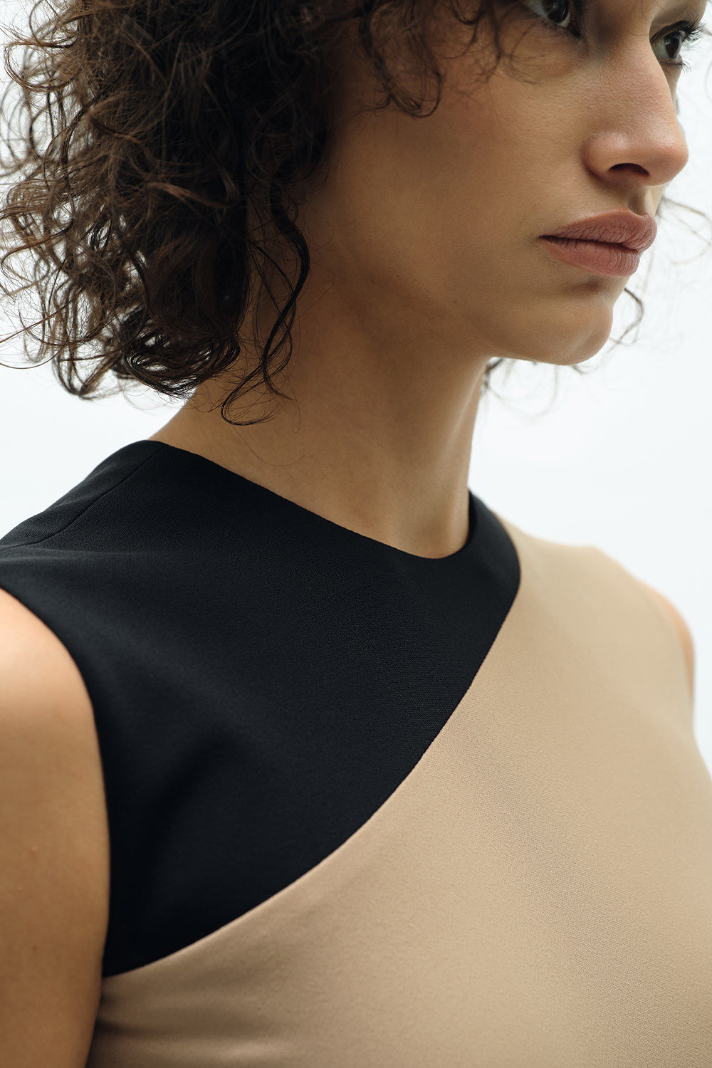 VICKTEERUT Sleeveless Colour Block Sheath Dress เดรสแขนกุด ทรงสอบ ตัดต่อลายผ้า