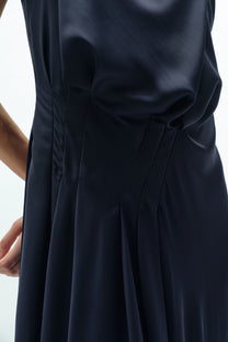 VICKTEERUT Three-Quarter Sleeve Flared Dress with Cape Collar เดรสทรงบาน แขนสามส่วน ปกเคป