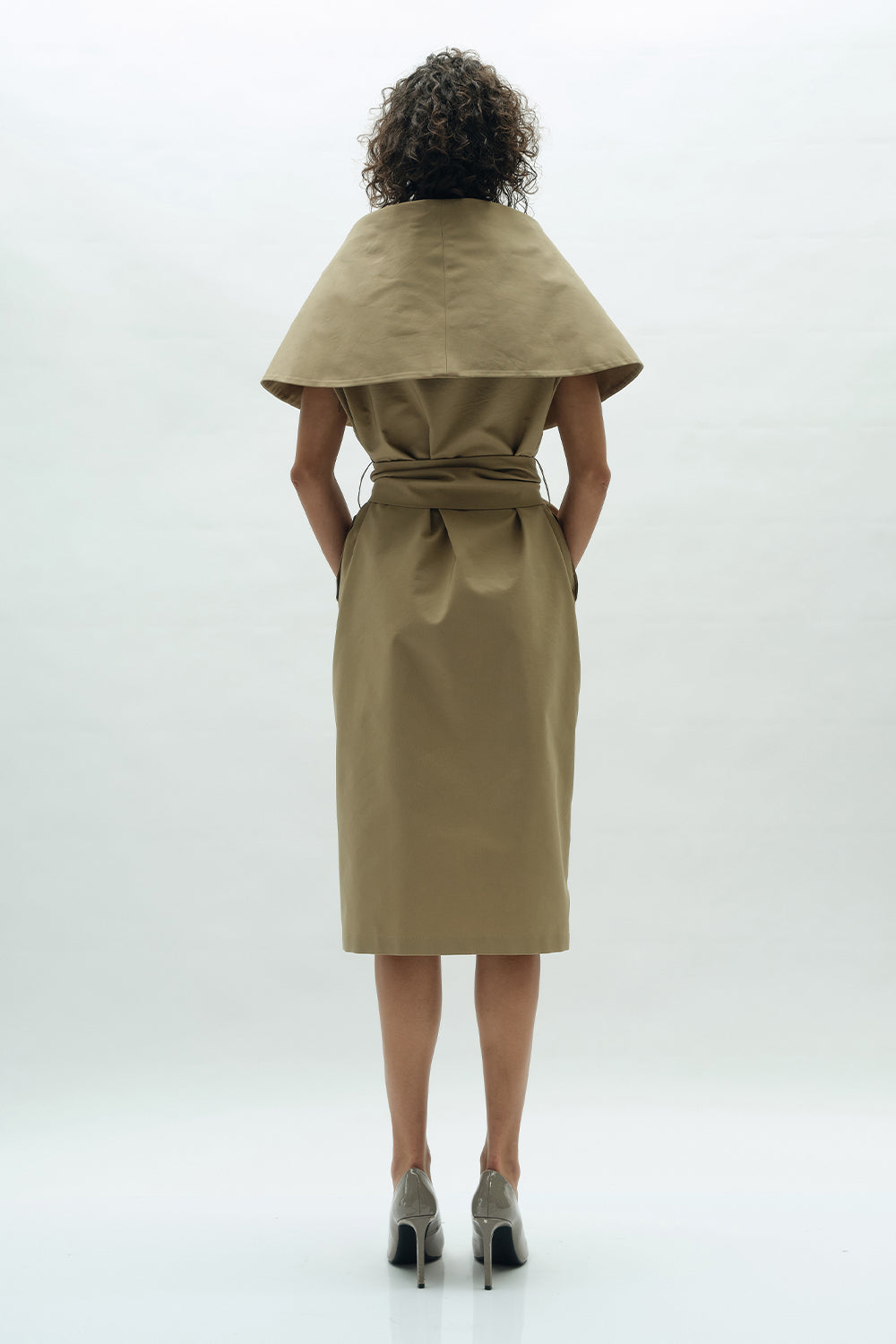 VICKTEERUT Cape Collar Dress with Belt Detail เดรสปกเคป พร้อมเข็มขัด
