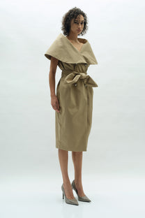 VICKTEERUT Cape Collar Dress with Belt Detail เดรสปกเคป พร้อมเข็มขัด