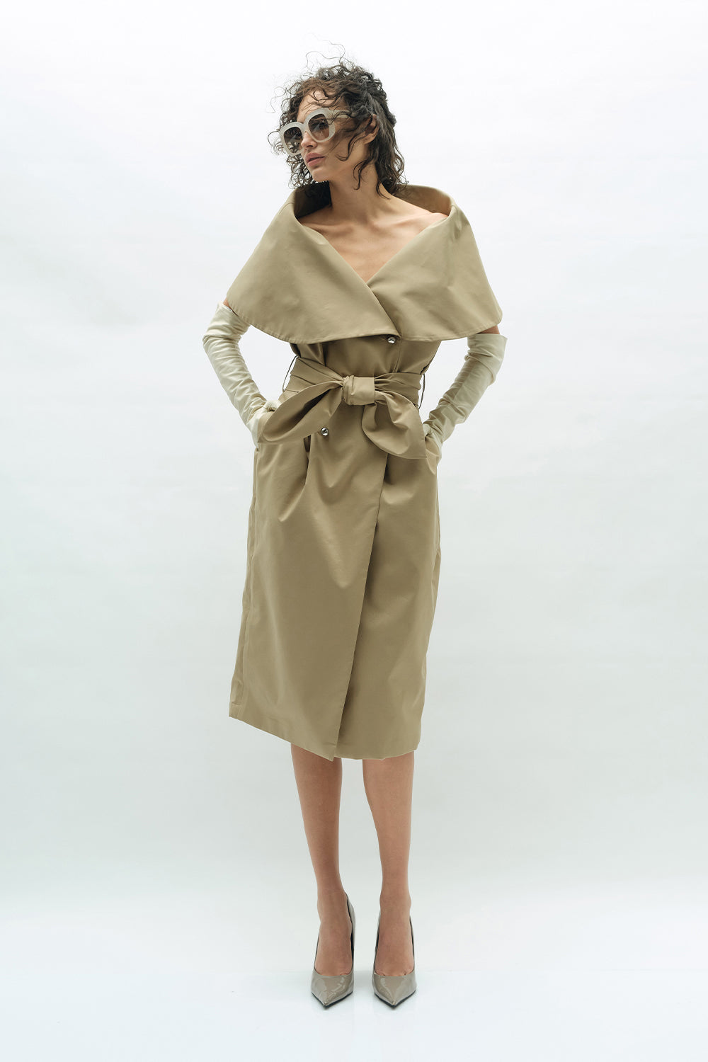 VICKTEERUT Cape Collar Dress with Belt Detail เดรสปกเคป พร้อมเข็มขัด