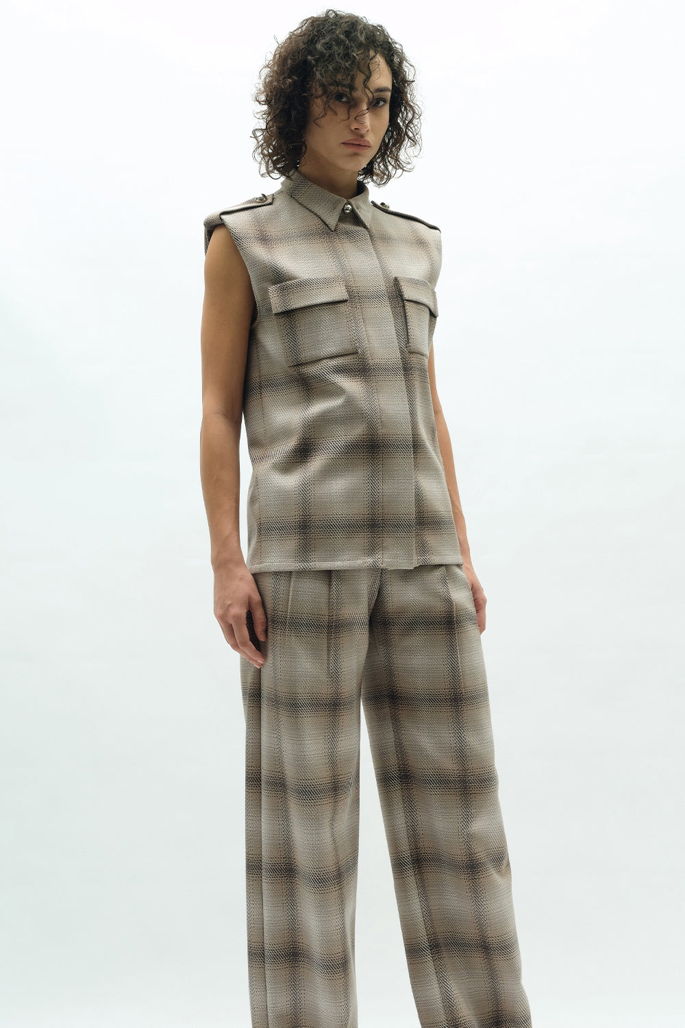VICKTEERUT Sleeveless Plaid Shirt with Pocket Detail เสื้อเชิ้ต แขนกุด ตกแต่งกระเป๋า