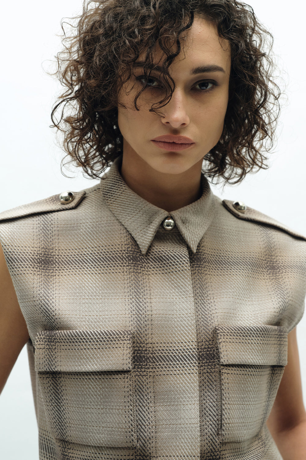 VICKTEERUT Sleeveless Plaid Shirt with Pocket Detail เสื้อเชิ้ต แขนกุด ตกแต่งกระเป๋า