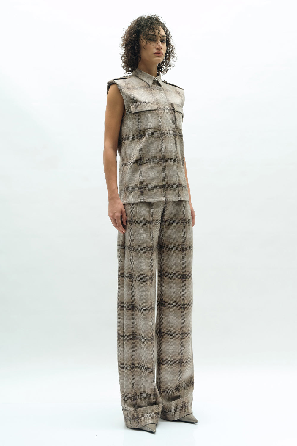 VICKTEERUT Sleeveless Plaid Shirt with Pocket Detail เสื้อเชิ้ต แขนกุด ตกแต่งกระเป๋า