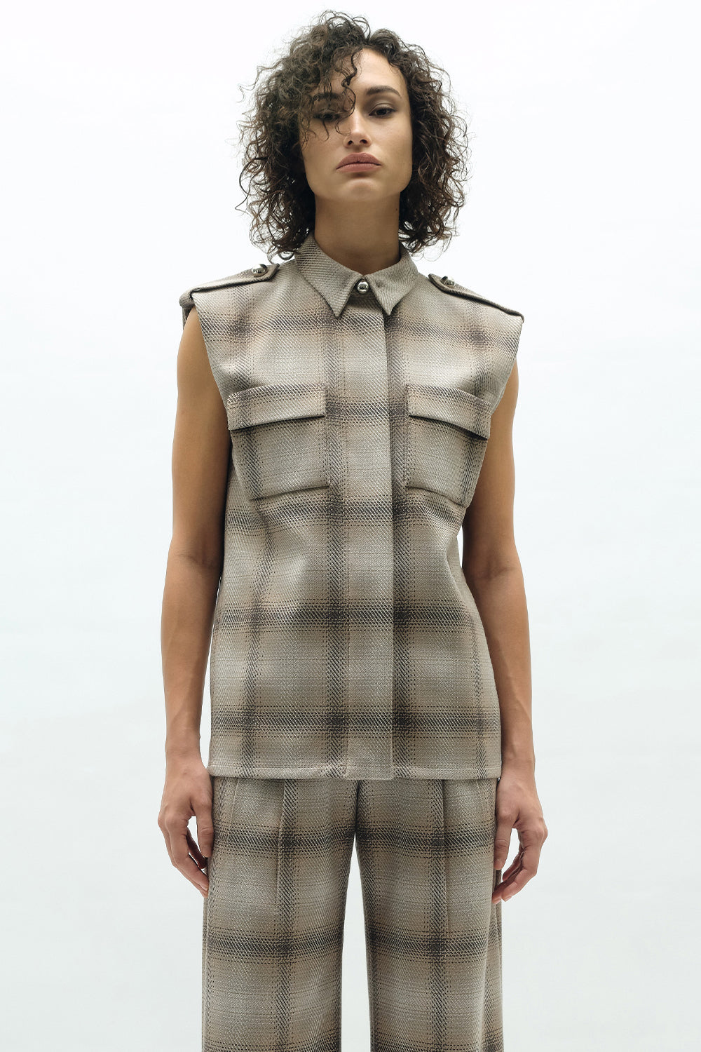 VICKTEERUT Sleeveless Plaid Shirt with Pocket Detail เสื้อเชิ้ต แขนกุด ตกแต่งกระเป๋า
