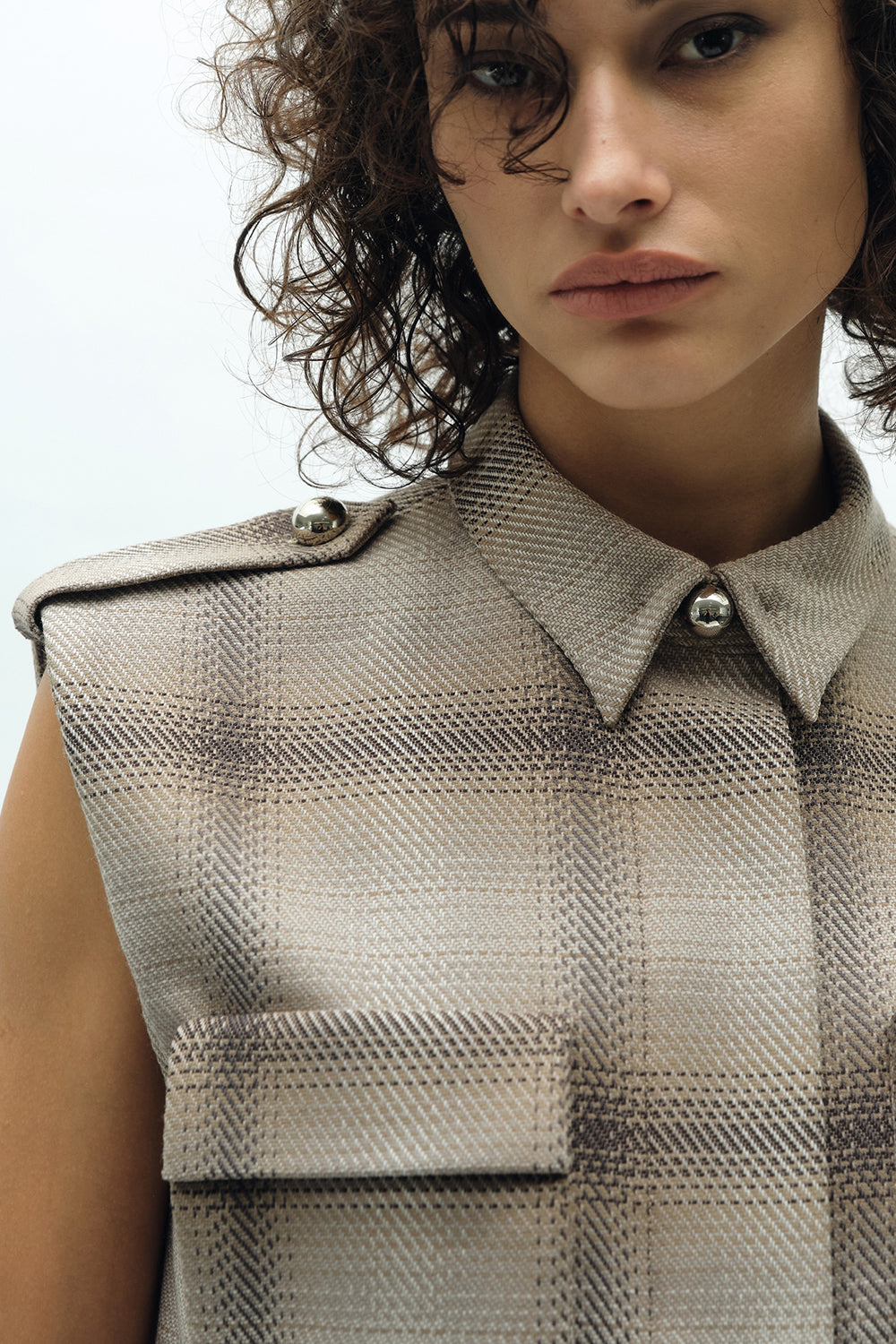 VICKTEERUT Sleeveless Plaid Shirt with Pocket Detail เสื้อเชิ้ต แขนกุด ตกแต่งกระเป๋า
