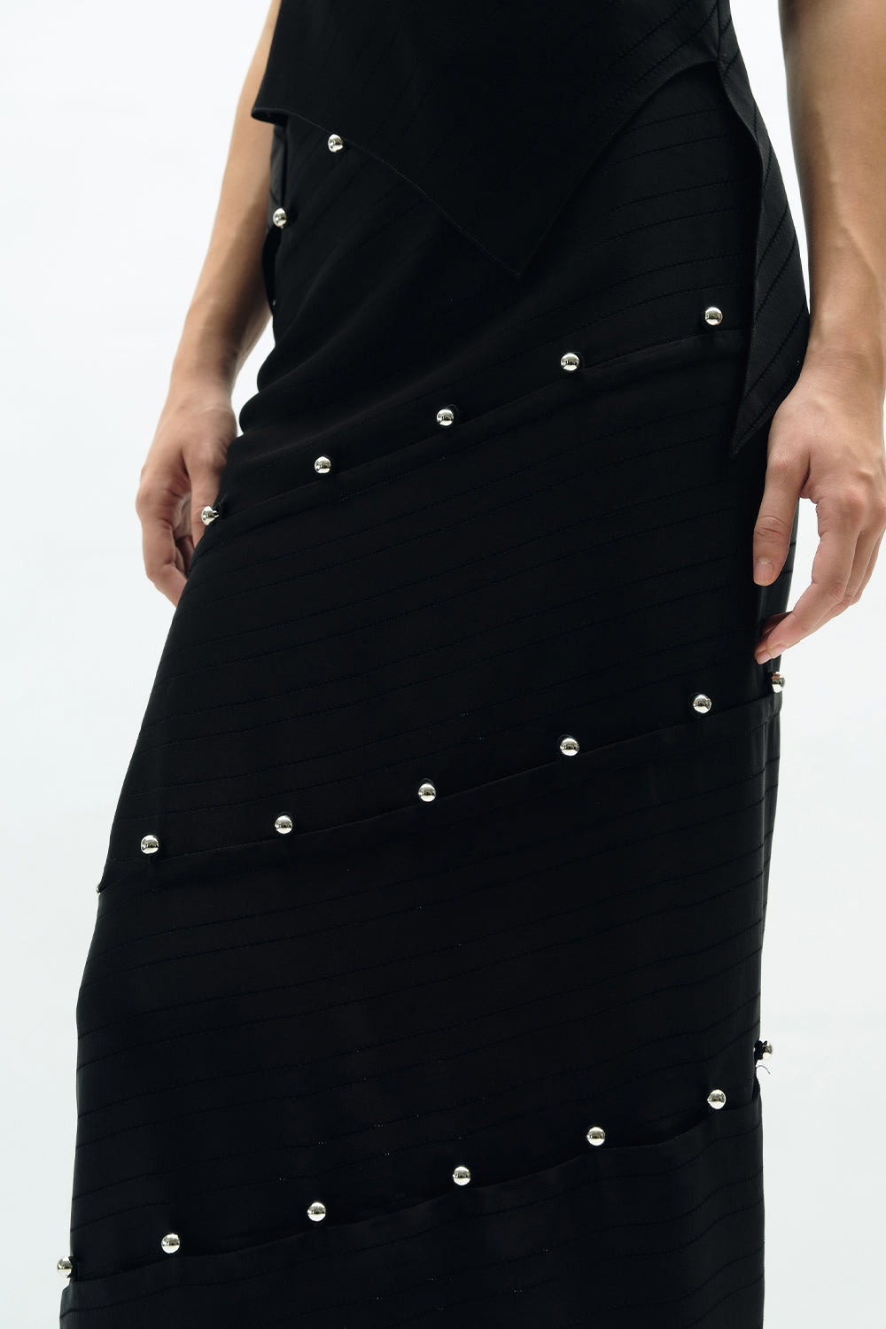 VICKTEERUT Black Stripe Spiral Skirt กระโปรงทรงสอบ ผ้าลายทาง ตกแต่งกระดุม