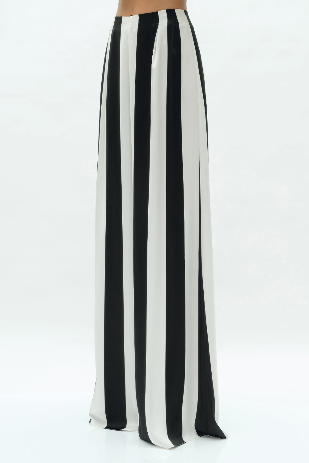 VICKTEERUT Wide Leg Stripe Trousers กางเกงขาบาน ลายทาง