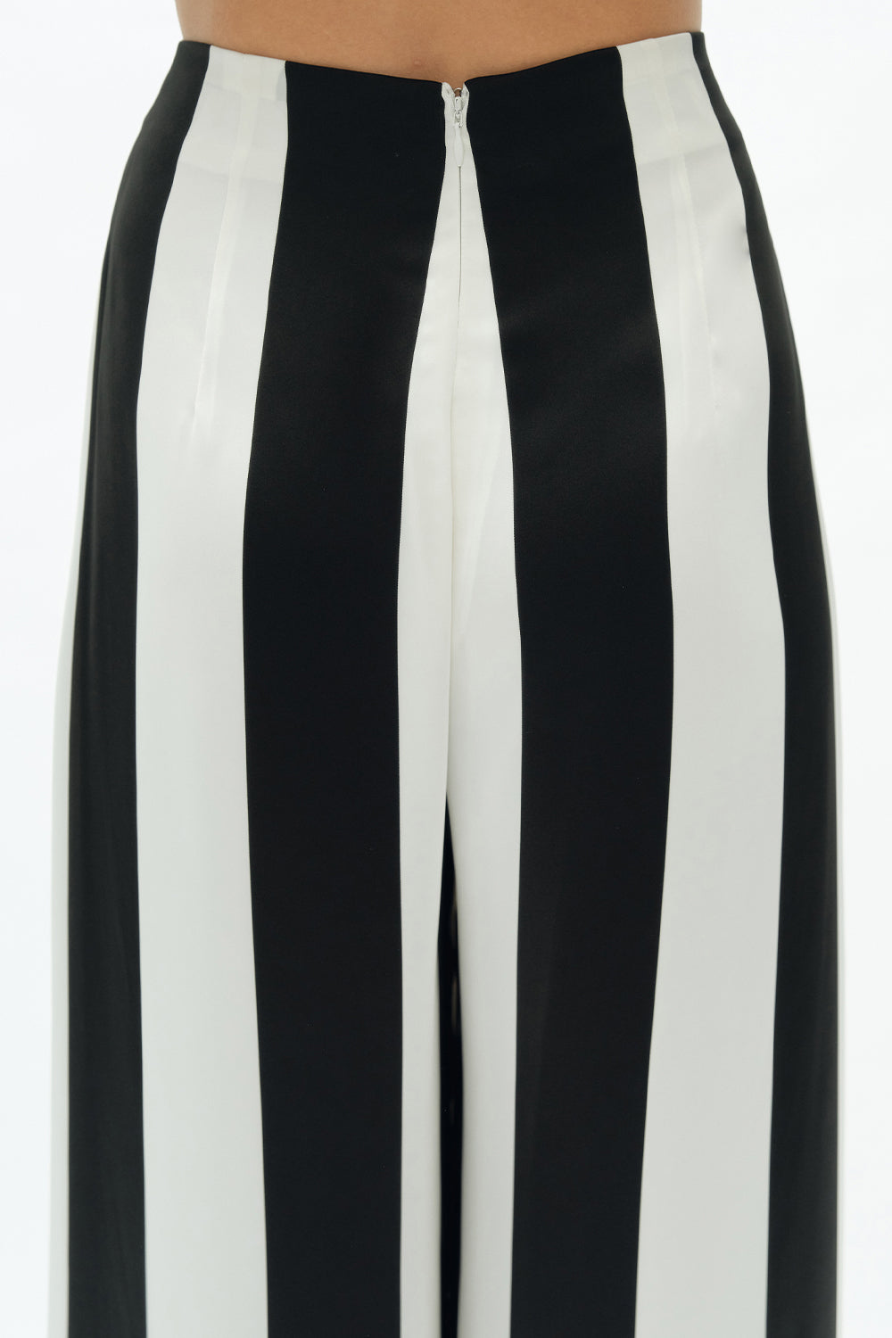 VICKTEERUT Wide Leg Stripe Trousers กางเกงขาบาน ลายทาง