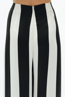 VICKTEERUT Wide Leg Stripe Trousers กางเกงขาบาน ลายทาง