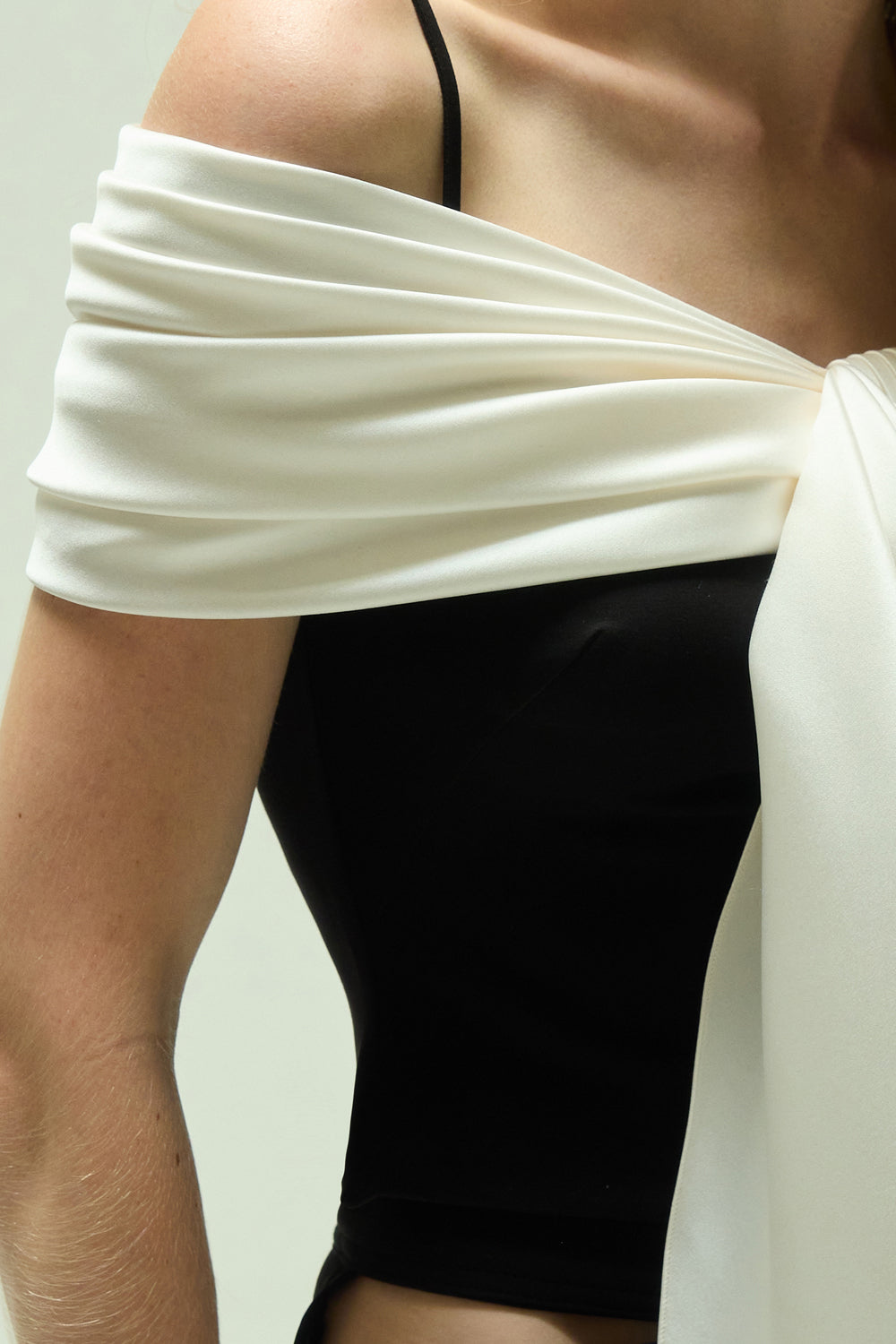 VICKTEERUT Off Shoulder Blouse with Contrast Drape Detail เสื้อเปิดไหล่ ตกแต่งเดรป