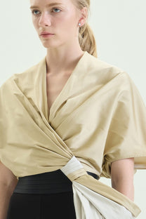 VICKTEERUT Short Sleeve Cropped Blouse with Drape Detail เสื้อครอป แขนสั้น ตกแต่งเดรป