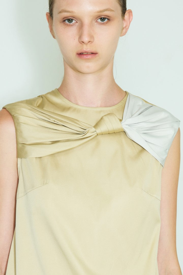 VICKTEERUT Sleeveless Blouse with Drape Detail เสื้อแขนกุด ตกแต่งเดรป