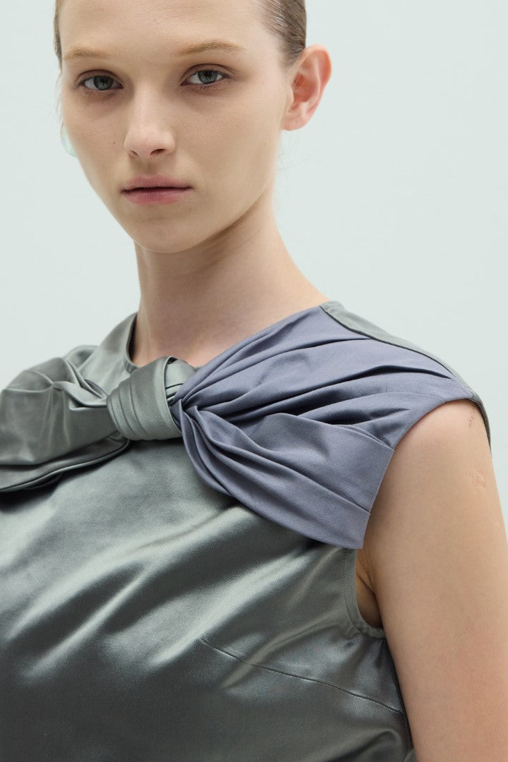 VICKTEERUT Sleeveless Blouse with Drape Detail เสื้อแขนกุด ตกแต่งเดรป