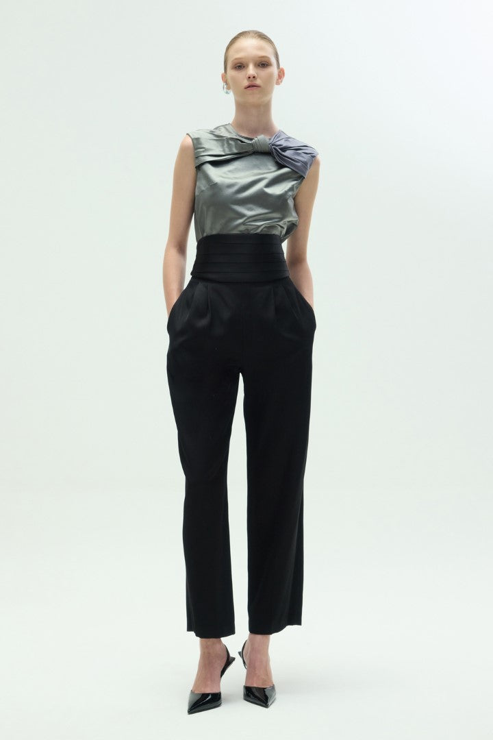 VICKTEERUT Sleeveless Blouse with Drape Detail เสื้อแขนกุด ตกแต่งเดรป