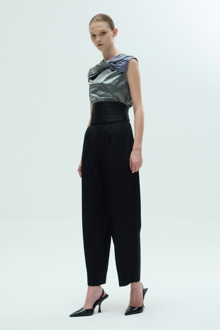 VICKTEERUT Sleeveless Blouse with Drape Detail เสื้อแขนกุด ตกแต่งเดรป