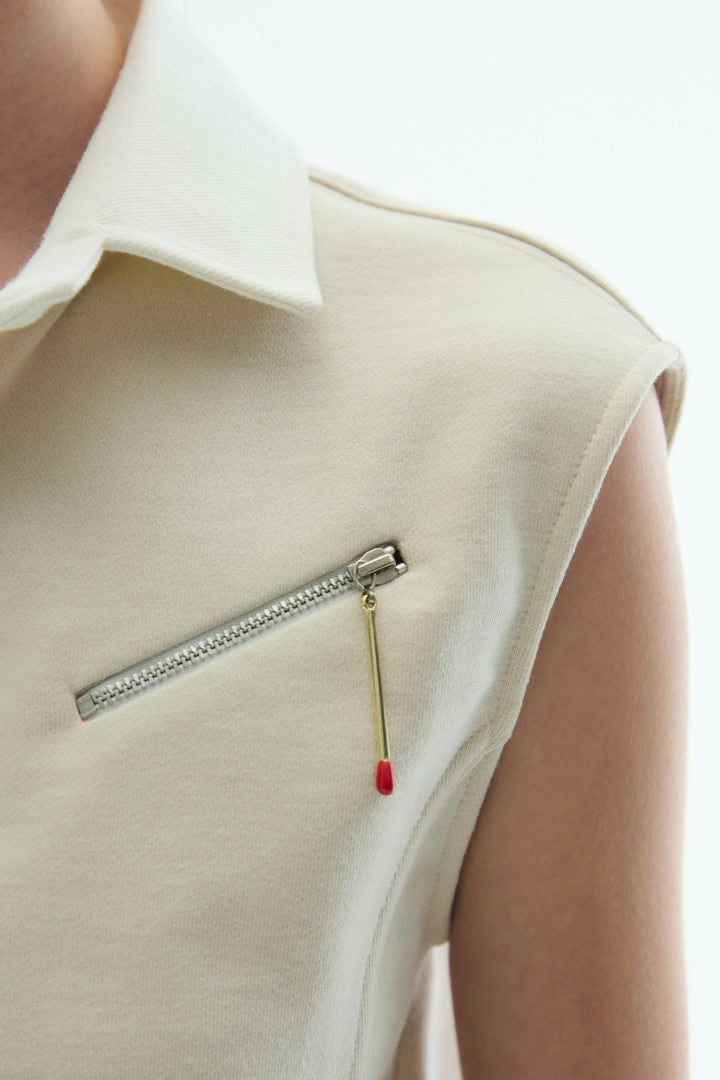 VICKTEERUT Sleeveless Collar Blouse with Zip Detail  เสื้อแขนกุด คอปก ตกแต่งซิป
