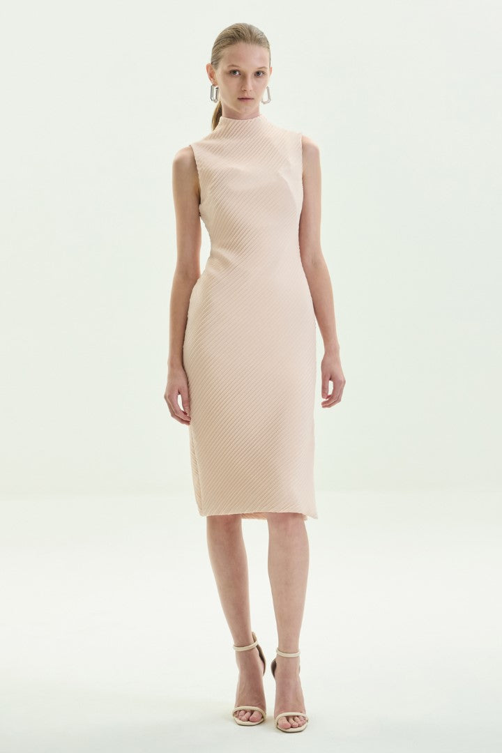 VICKTEERUT Sleeveless Pleated Sheath Midi Dress เดรสแขนกุด ทรงสอบ ผ้าอัดพลีท