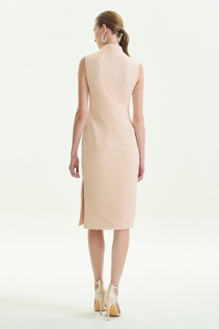 VICKTEERUT Sleeveless Pleated Sheath Midi Dress เดรสแขนกุด ทรงสอบ ผ้าอัดพลีท