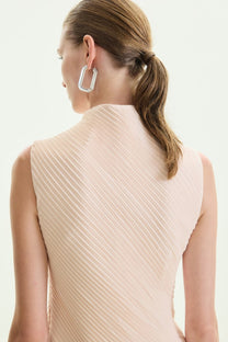 VICKTEERUT Sleeveless Pleated Sheath Midi Dress เดรสแขนกุด ทรงสอบ ผ้าอัดพลีท