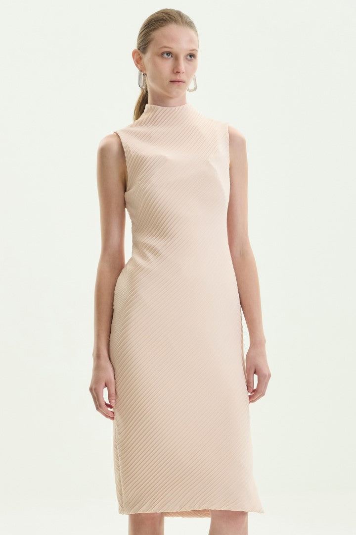 VICKTEERUT Sleeveless Pleated Sheath Midi Dress เดรสแขนกุด ทรงสอบ ผ้าอัดพลีท