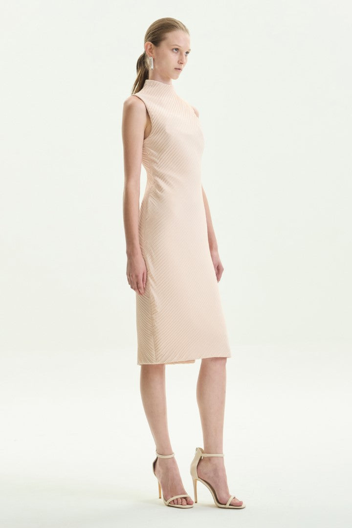 VICKTEERUT Sleeveless Pleated Sheath Midi Dress เดรสแขนกุด ทรงสอบ ผ้าอัดพลีท