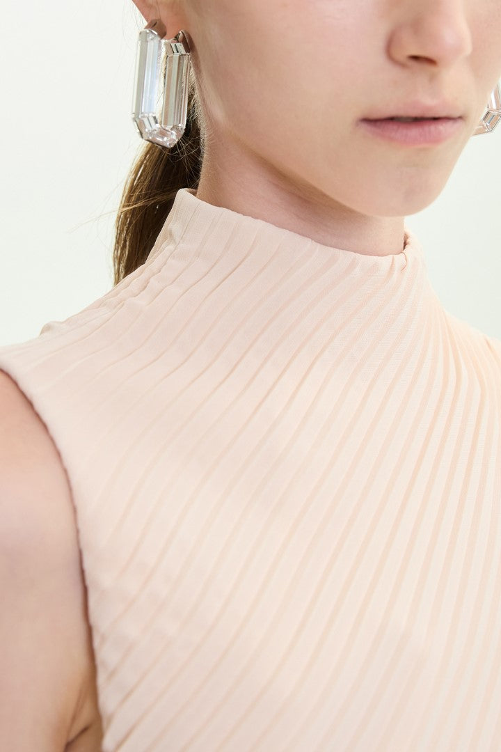 VICKTEERUT Sleeveless Pleated Sheath Midi Dress เดรสแขนกุด ทรงสอบ ผ้าอัดพลีท