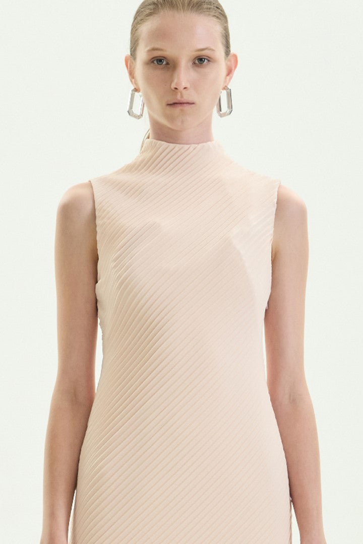 VICKTEERUT Sleeveless Pleated Sheath Midi Dress เดรสแขนกุด ทรงสอบ ผ้าอัดพลีท