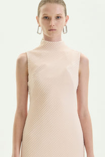 VICKTEERUT Sleeveless Pleated Sheath Midi Dress เดรสแขนกุด ทรงสอบ ผ้าอัดพลีท