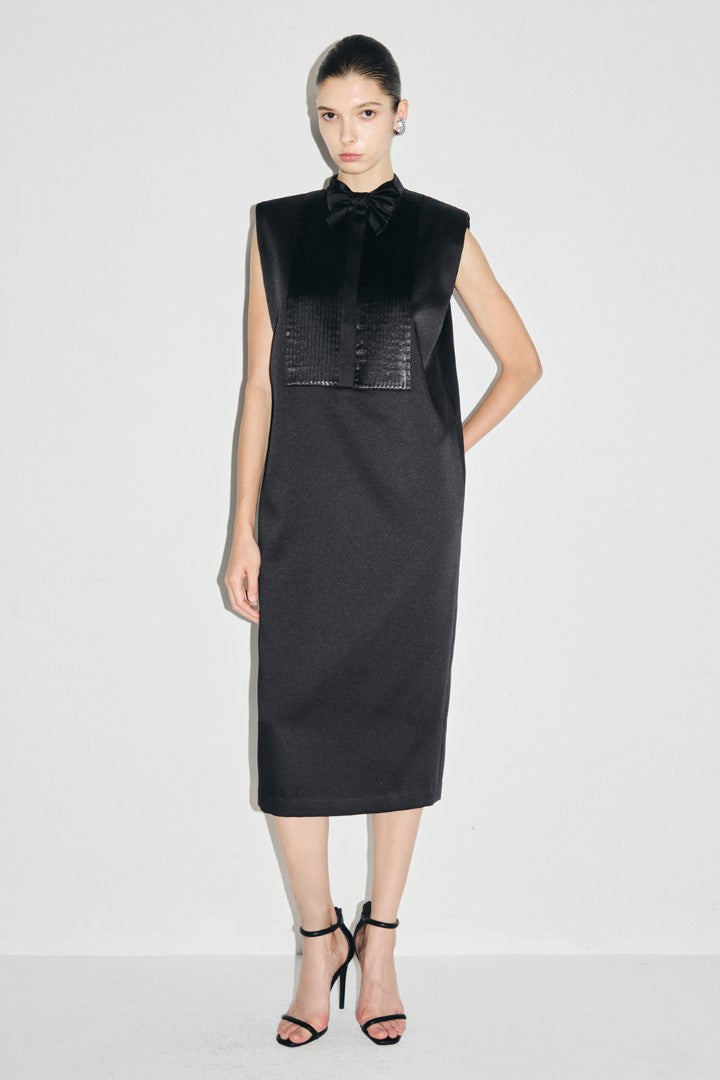 VICKTEERUT Sleeveless Tuxedo Bib Shift Dress with Detachable Bow เดรสแขนกุด ตีเกล็ด ปกทักซีโด พร้อมโบว์ถอดออกได้